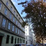 Studio U Parkplatz, Zentrale Ruhelage Neben Gruenoase
